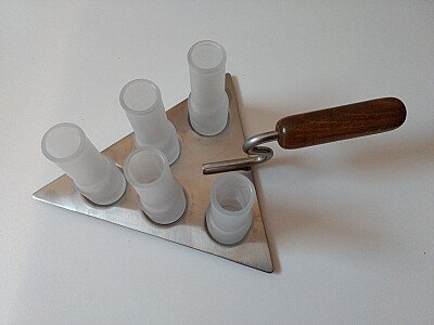 Maurerkelle mit 5 Schnapsgl&auml;sern